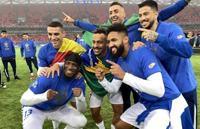 bob半岛体育官网-特写三镇捧杯时刻：把庆典开成舞会 马尔康抢风头